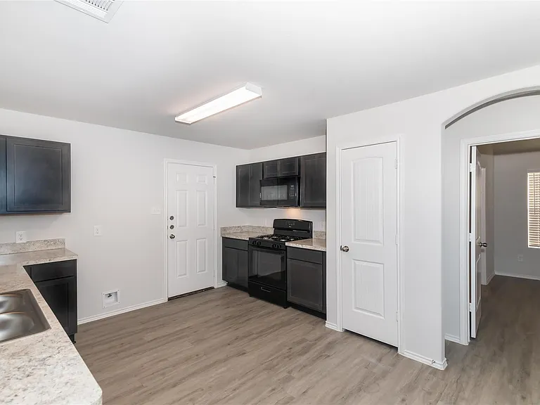1241 Narrow Heights Dr — Photo 3