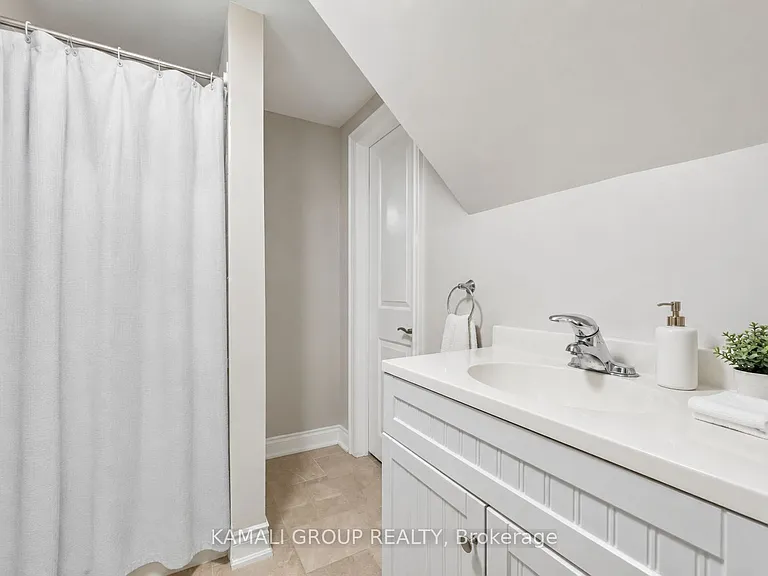 580 Capilano Cres #BASEMENT — Photo 9