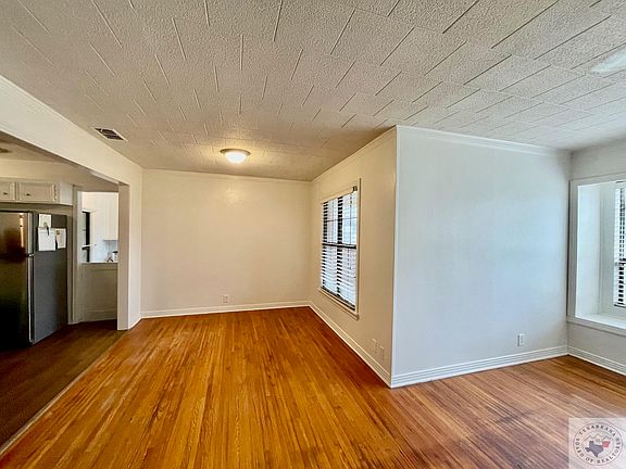 5th image of 704 Oliver St