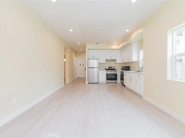 642 W Grand Ave — Photo 4
