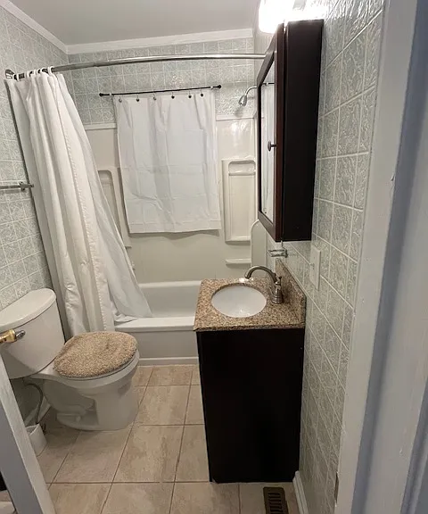 Bath with tub/shower, toilet, vanity