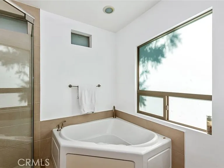 22526 Friar St — Photo 25
