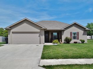 915 Mystic Dr, Centralia, MO 65240