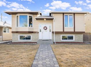 1205 N Meadowbrook Dr SE, Airdrie, AB T4A 1W6