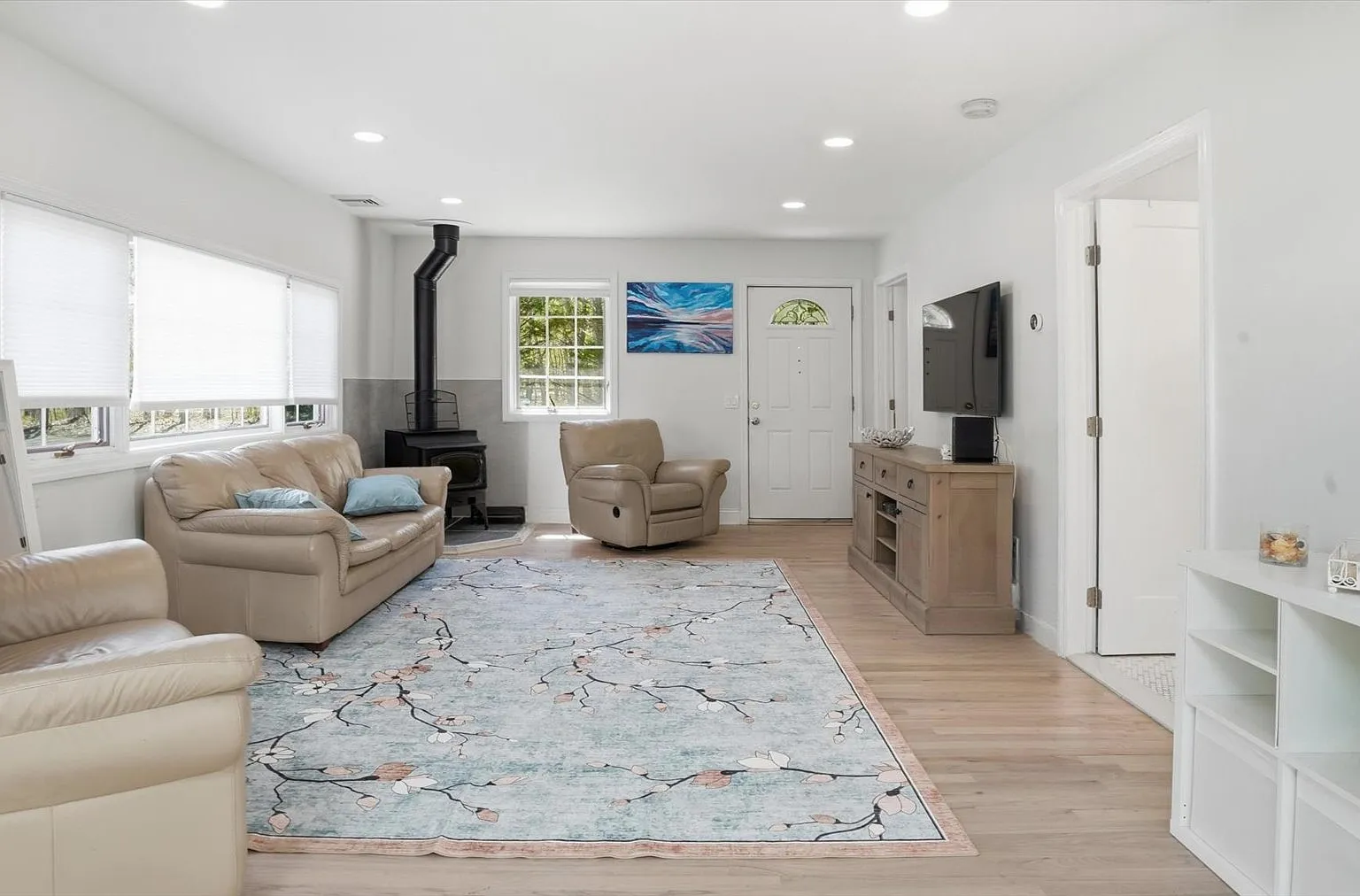 Charming summer retreat nestled in the heart of Hampton Bays. — Photo 4
