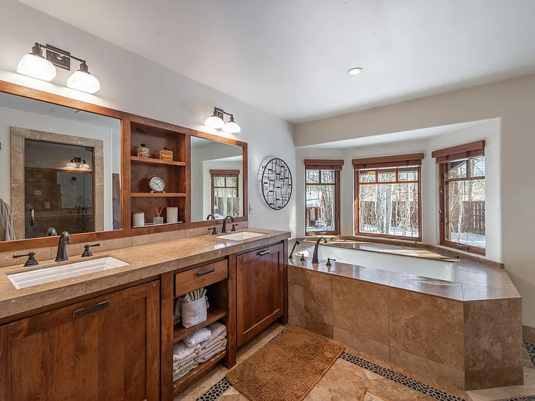 primary bath soaking tub and steam shower