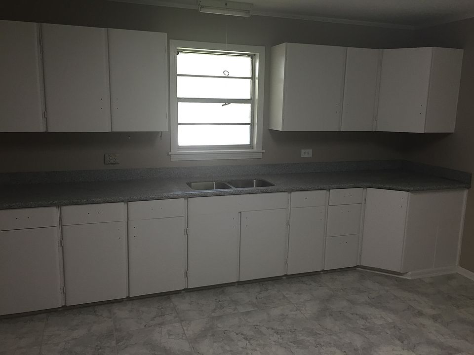 Kitchen with knobs to be placed