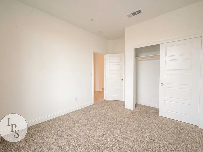 352 N Millard Ave — Photo 7