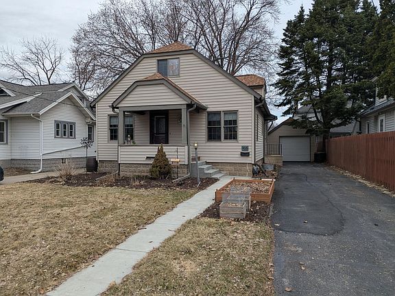 2nd image of 905 1st St NW