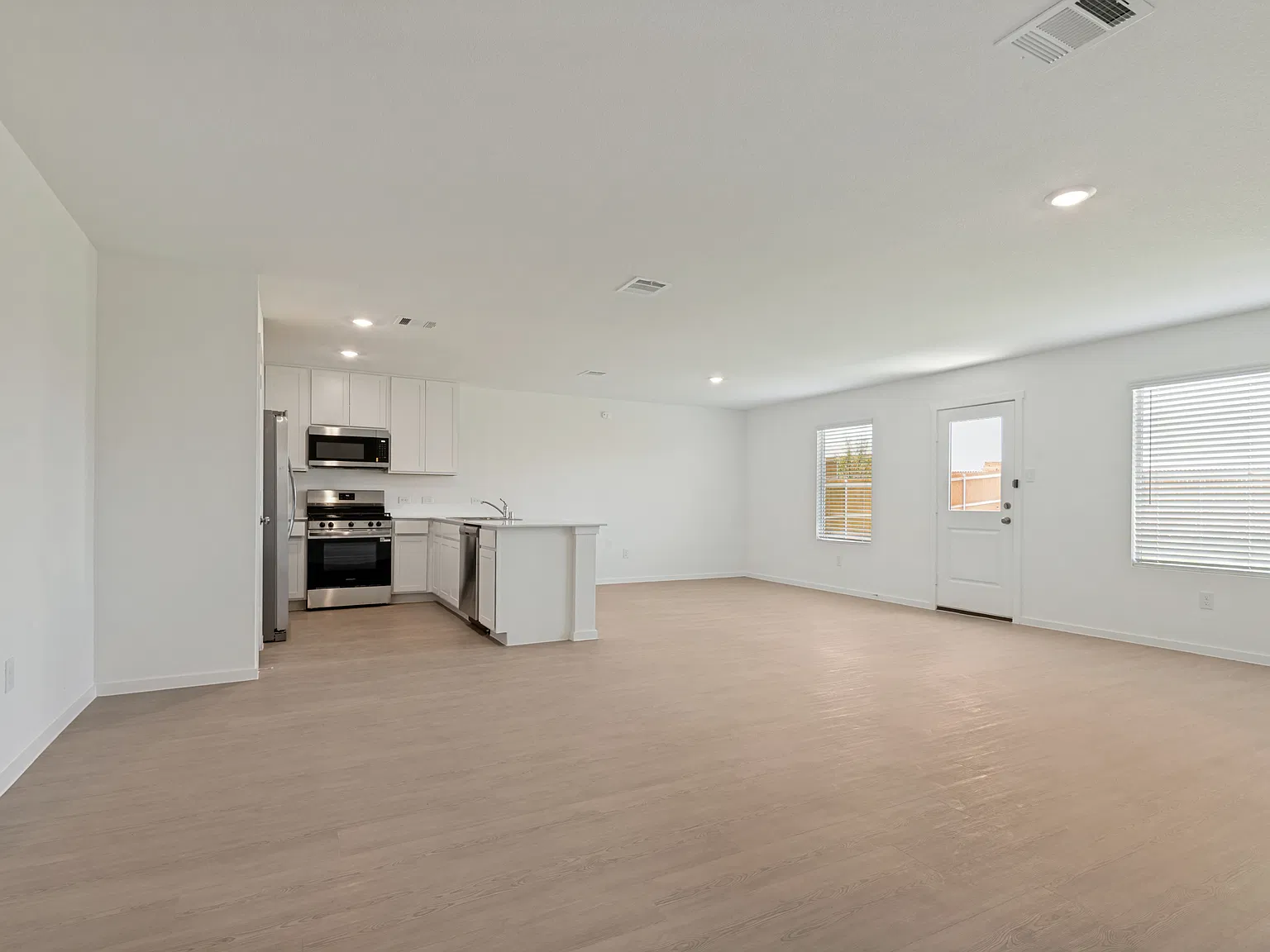 4 bed, 1867 sqft, $3,100 — Photo 3