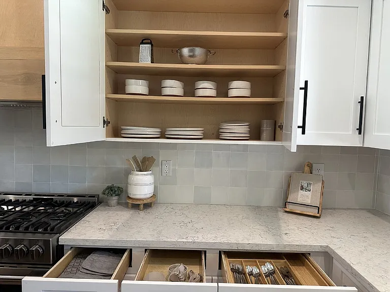 1121 E Powell Way — Photo 10