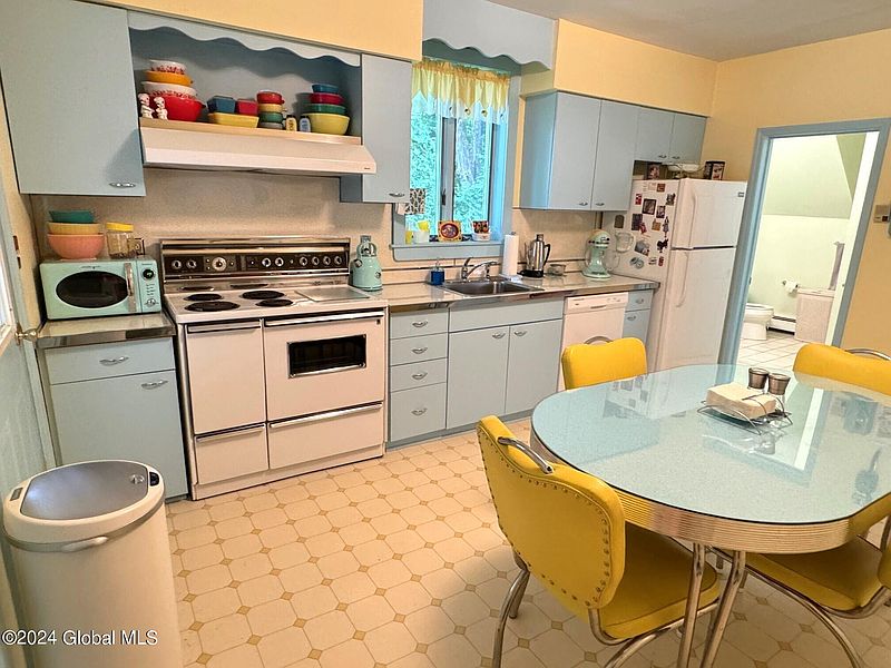3rd image of 9 Myrtle Avenue