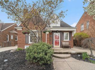 1899 Hunt Club Dr, Grosse Pointe Woods, MI 48236