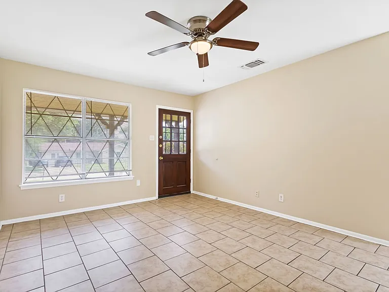 4518 Clear Spring Dr — Photo 5