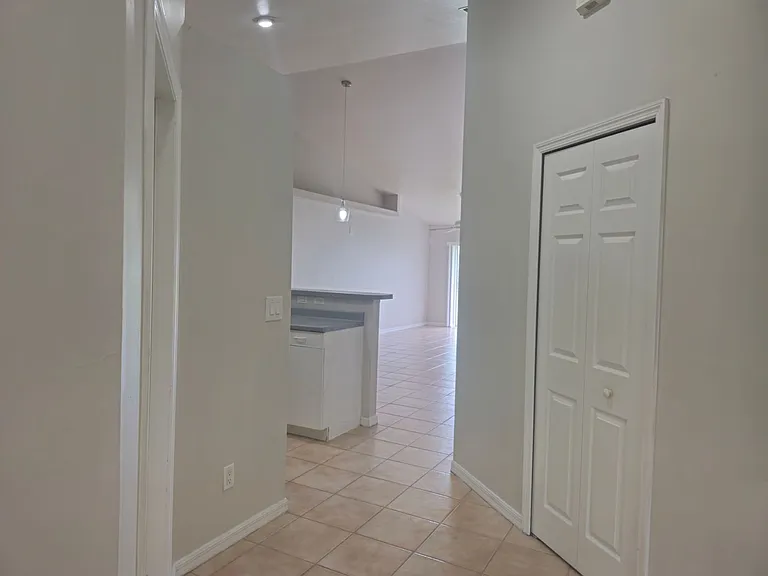 530 NE 24th Ave — Photo 2