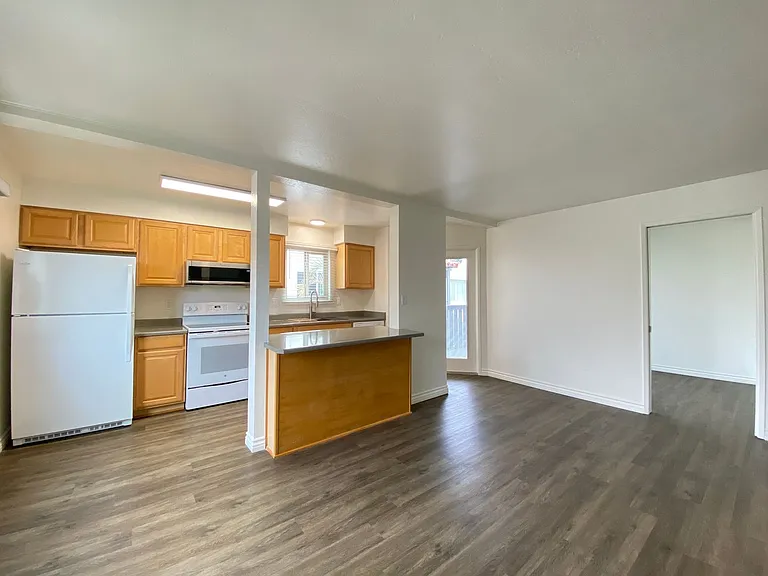 Adams Street Apartments — Photo 4