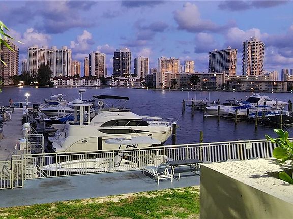 3rd image of 18021 Biscayne Blvd APT 903