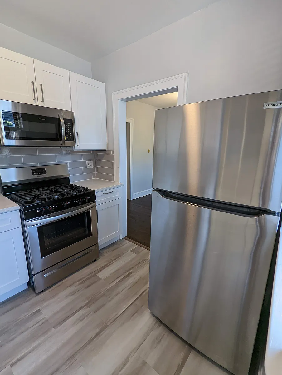 Building Photo - 1620 W Cornelia Ave #3