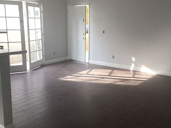 2nd image of 12348 Oxnard St APT 2