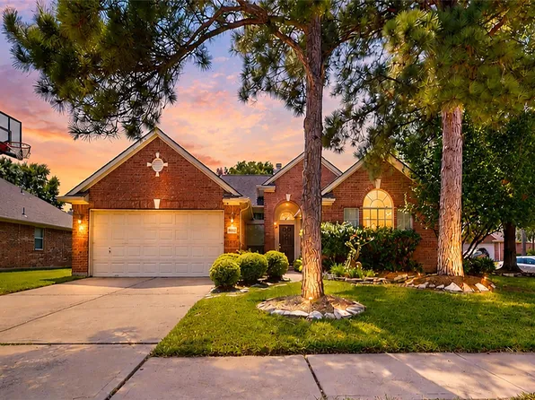 8835 Gaslight Village Dr, Houston, TX 77095