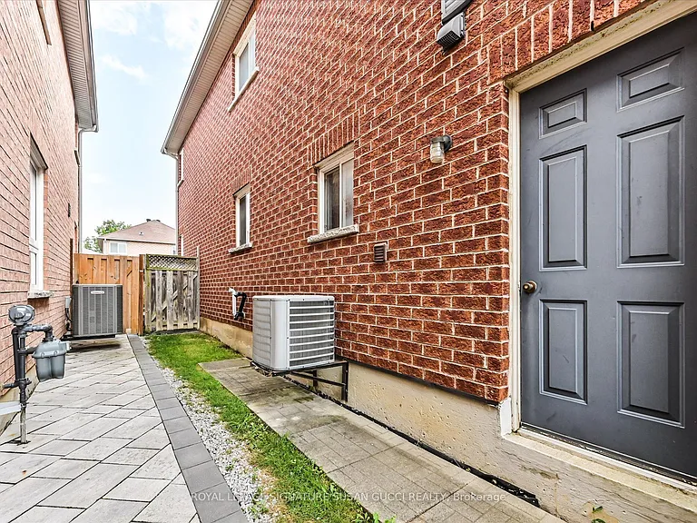 51 Landsdown Cres — Photo 25