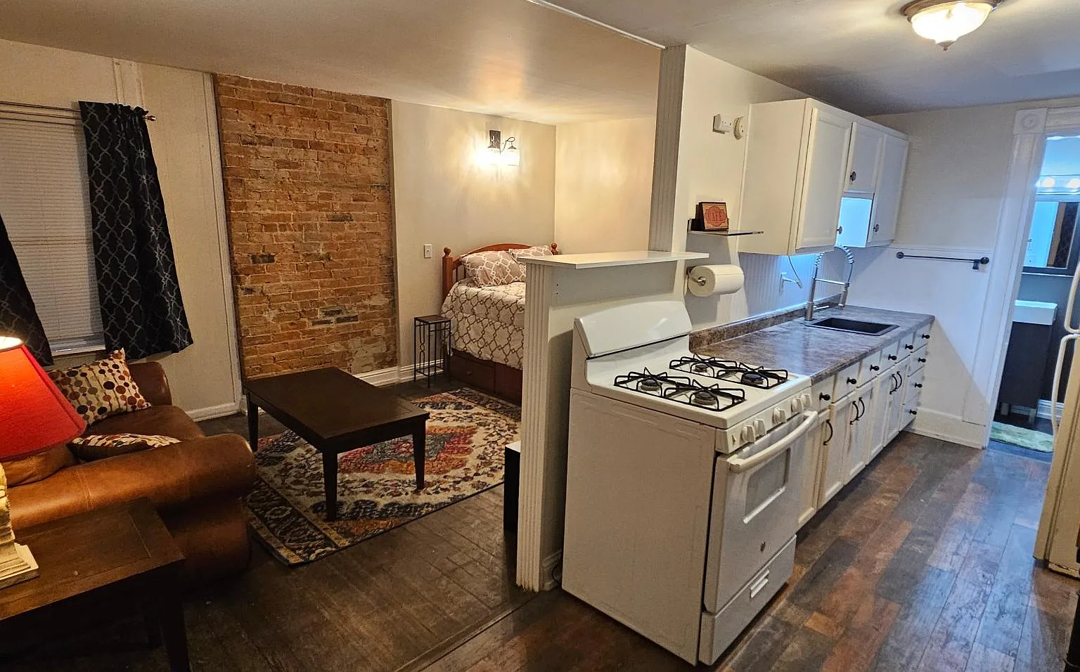 327 W 9th St — Photo 1