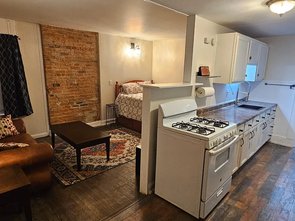 327 W 9th St #4