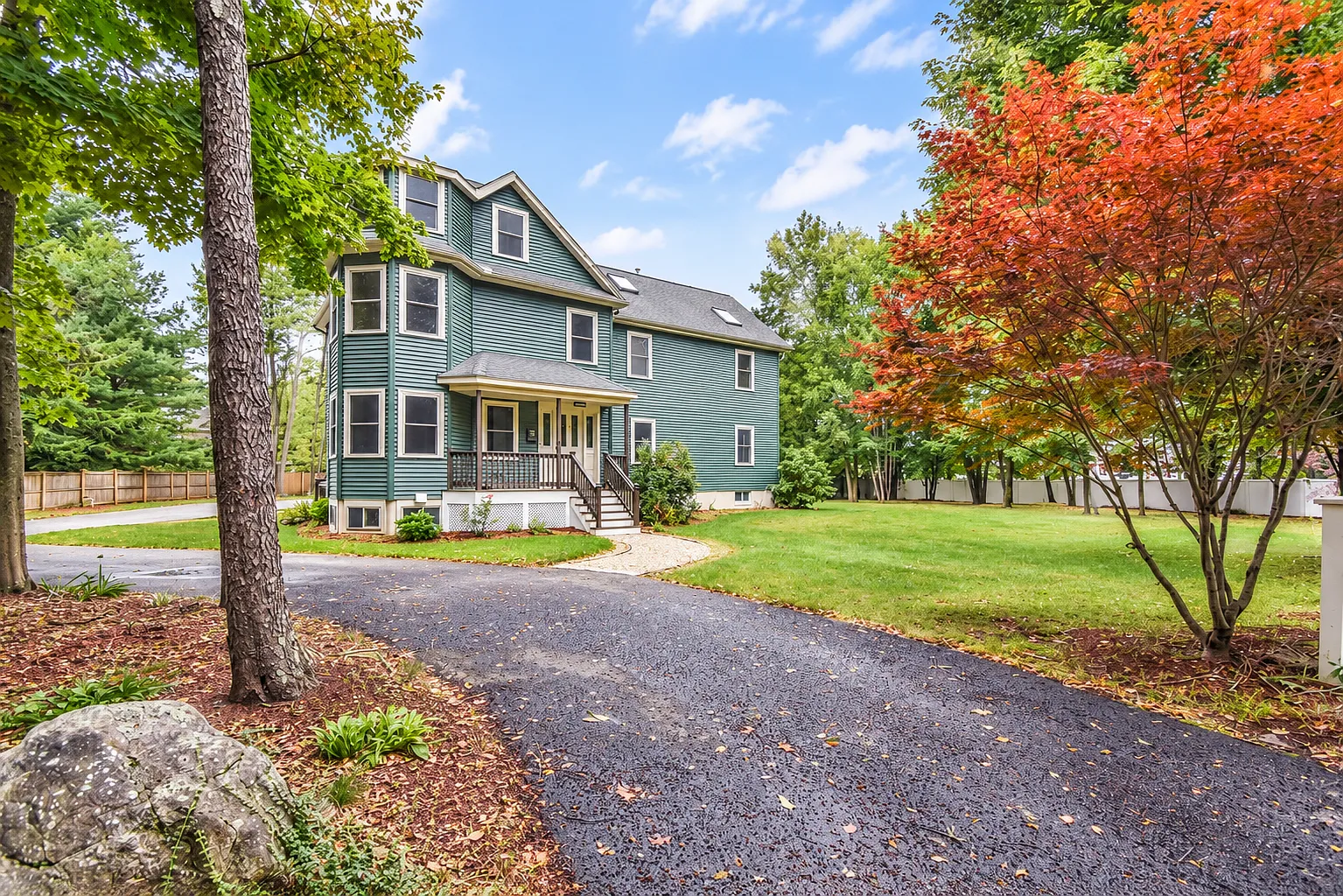 4 bed, 2.5 bath, 2800 sqft, $5,000 — Photo 1
