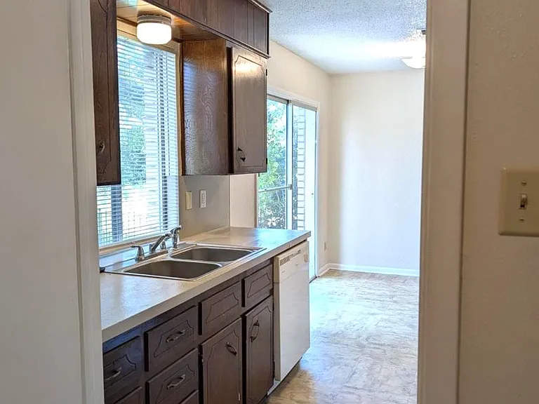 402 Skyline Ave — Photo 10