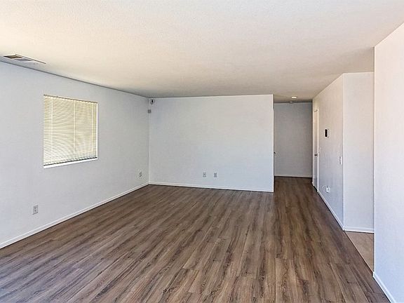 4th image of 16562 Jasmine St