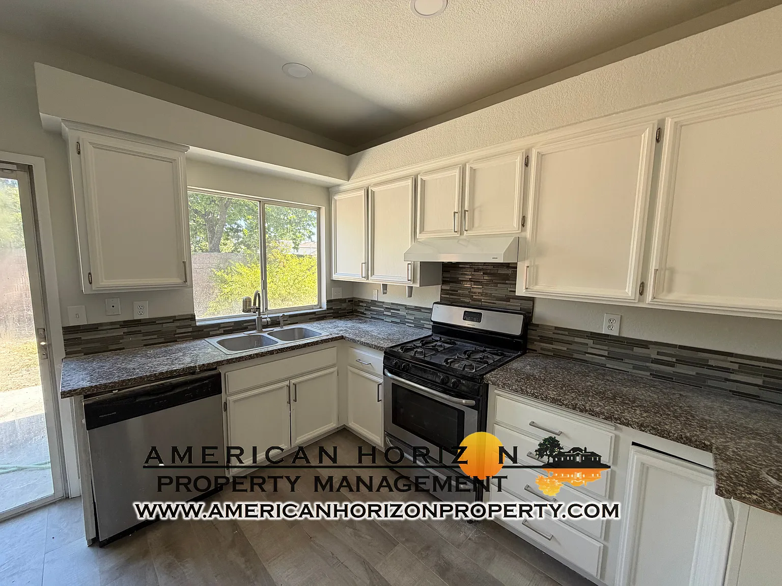 4 bed, 2027 sqft, $2,700 — Photo 4
