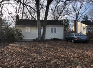 62 Corchaug Trl, Ridge, NY 11961