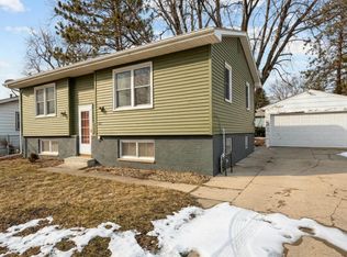 2547 W 9th St, Waterloo, IA 50702