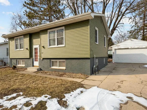 2547 W 9th St, Waterloo, IA 50702