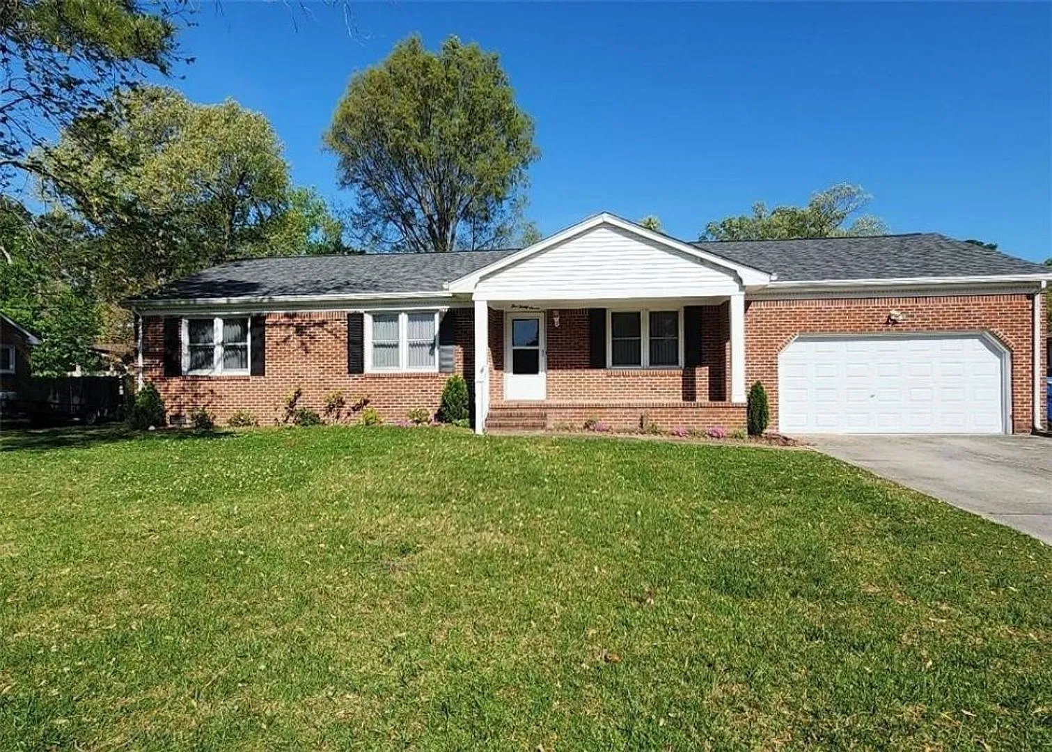 Brick Ranch With Garage In Larkspur — Photo 2