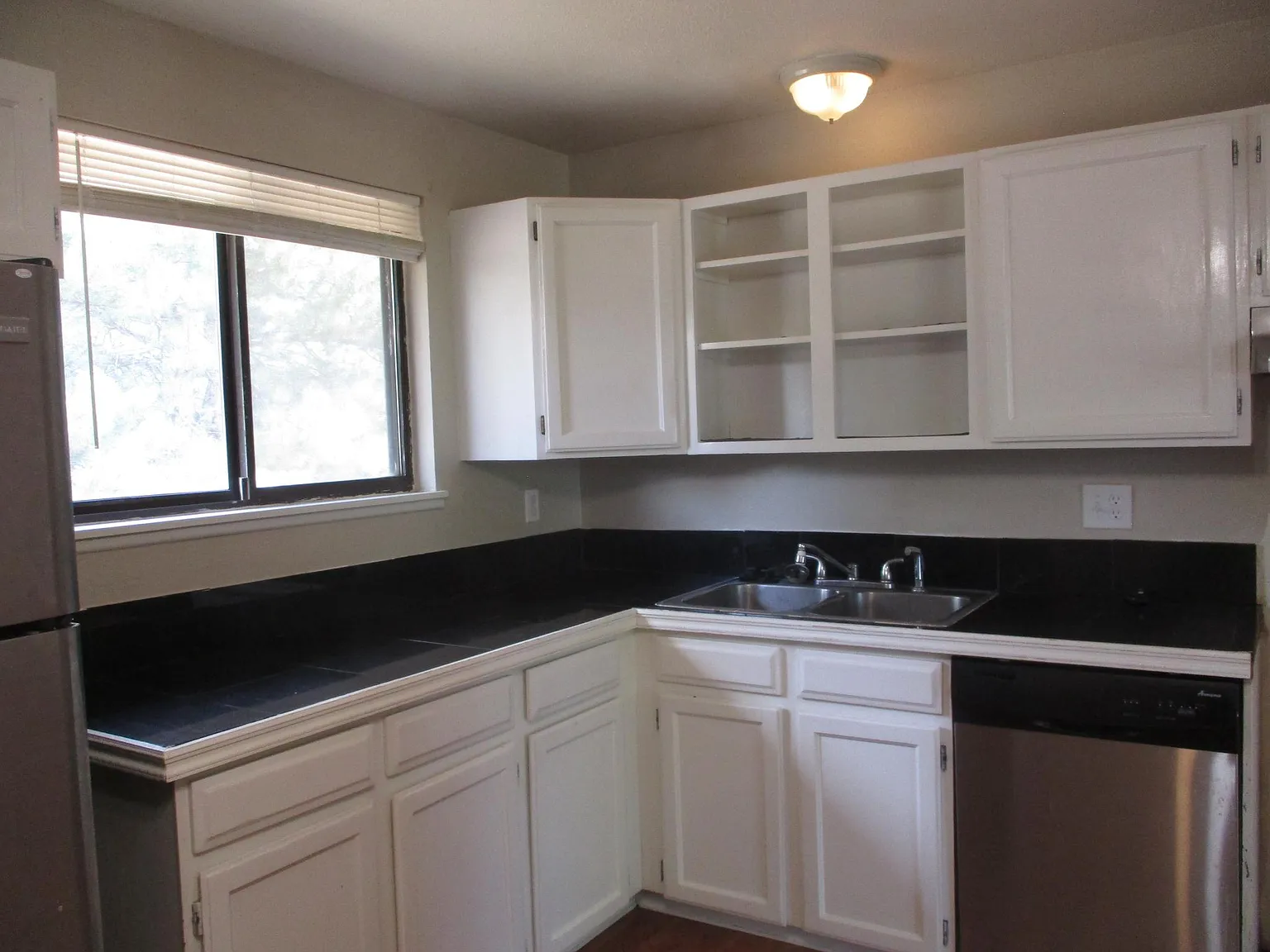 4 bed, 2200 sqft, $2,400 — Photo 3