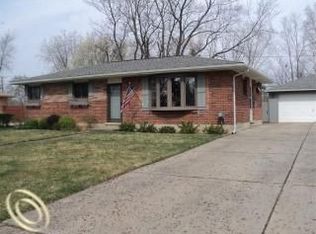5794 Lochleven Dr, Waterford, MI 48327