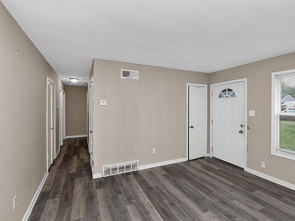 3rd image of 2 E Paxton Ln