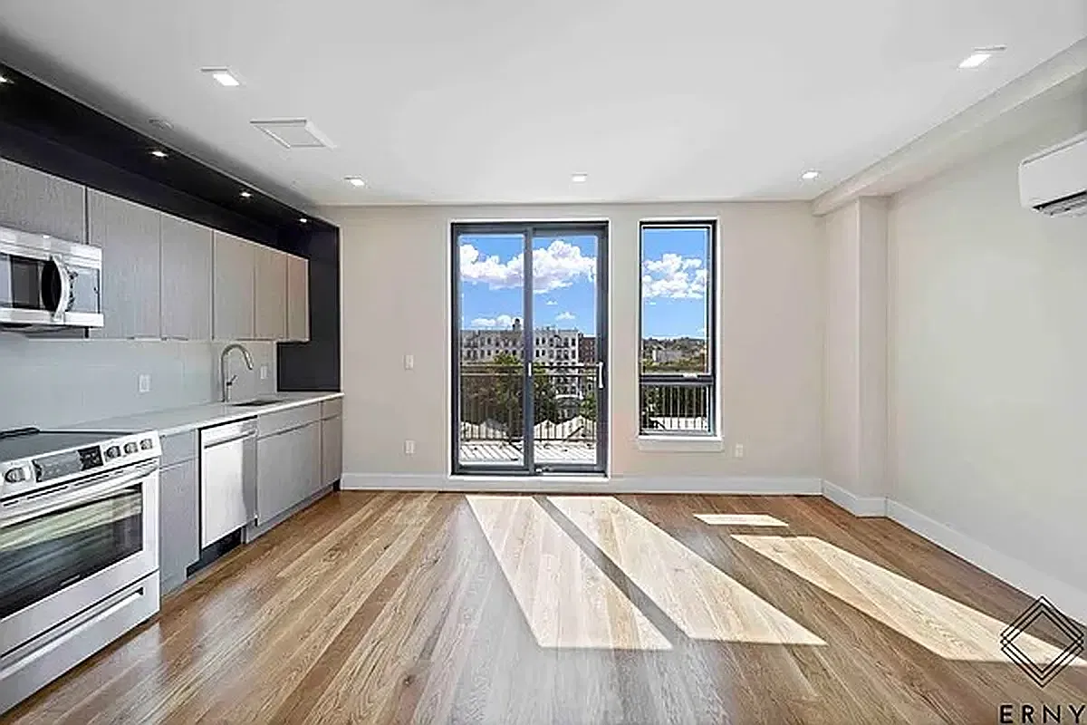 948 New York Avenue — Photo 2