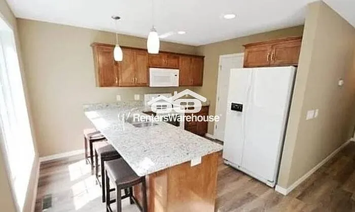 1305 Flag Ave N #2 — Photo 3