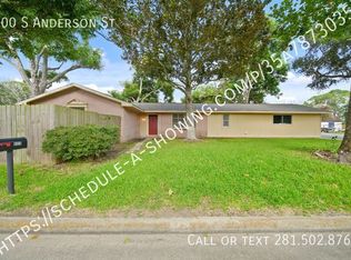900 S Anderson St, Angleton, TX 77515