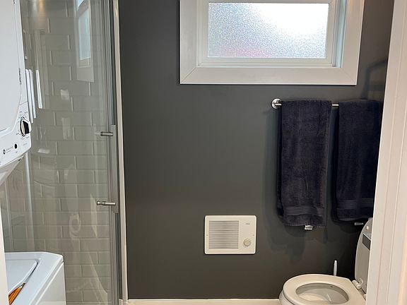 Bath w/ washer dryer