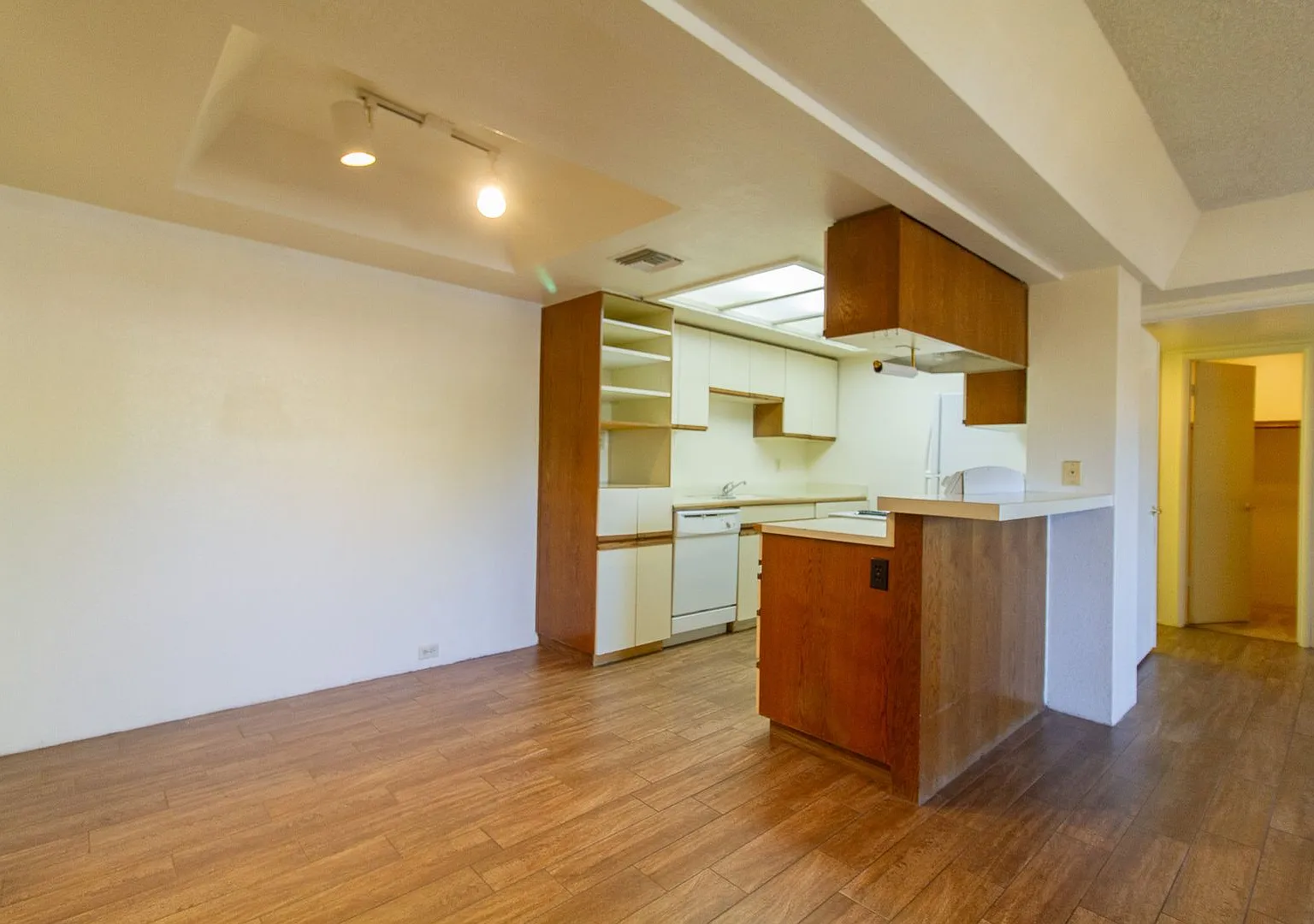 Come Check Out This Classic 2bed, 2bath Condo — Photo 3