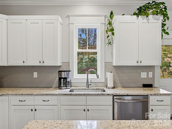 4th image of 205 Weybridge Dr
