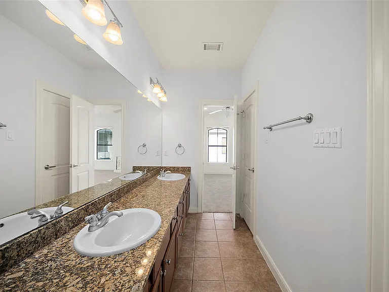 202 McGowen St #F — Photo 21