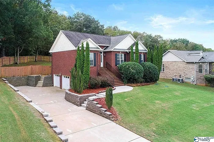 4 bed, 2.0 bath, 2086 sqft, $2,150 — Photo 2