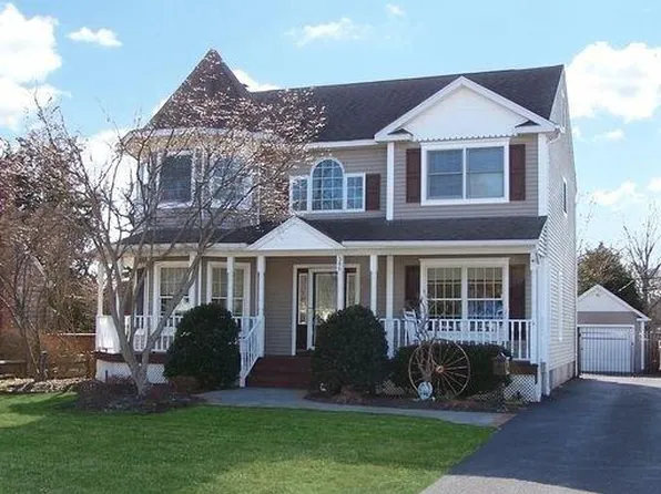 346 Sayville Blvd, Sayville, NY 11782