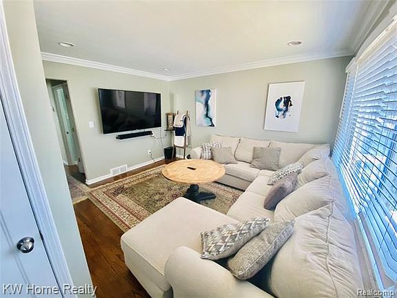 3rd image of 4618 Mandalay Ave