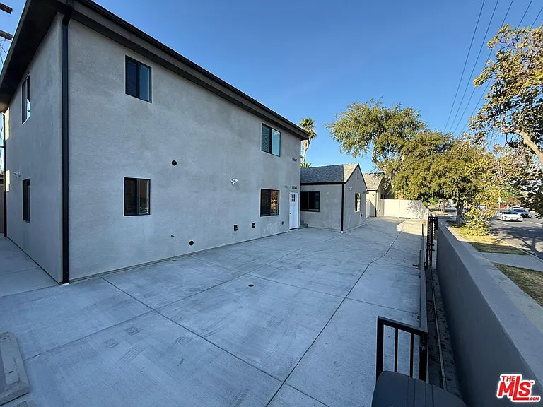 11947 Victory Blvd — Photo 16