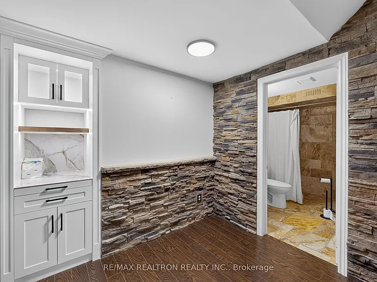 49 Meekings Dr — Photo 4